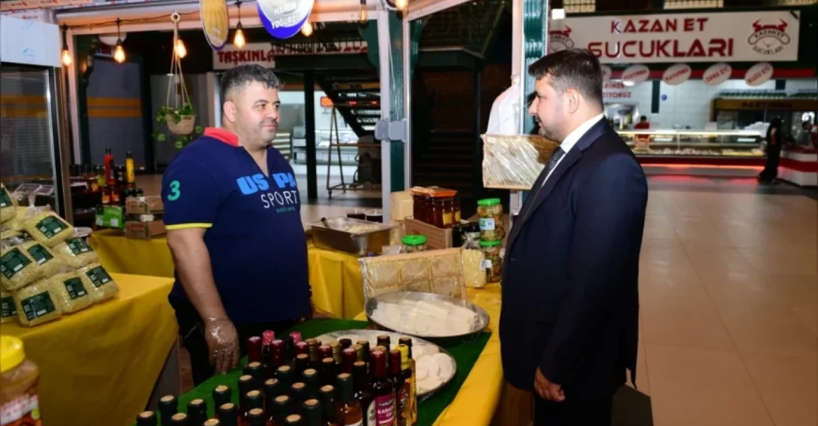 CUMHUR HABER AJANSI- SELİM ÇIRPANOĞLU KAHRAMANKAZAN ET AVM’DE ESNAF VE VATANDAŞLARLA BİR ARAYA GELDİ