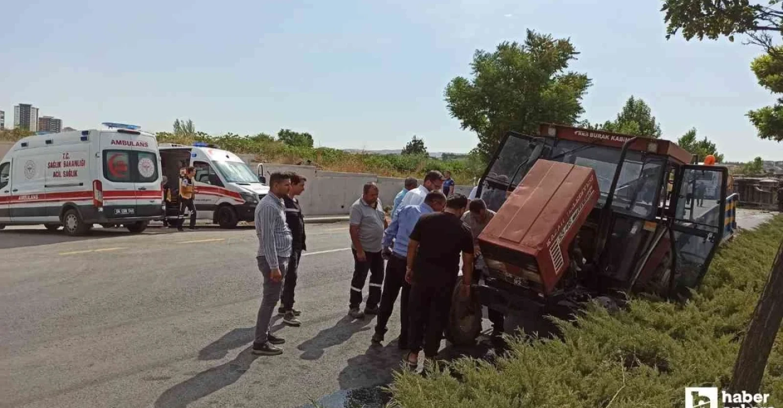 HABER ANKARA-KAHRAMANKAZAN'DA KAMYON VE TRAKTÖR ÇARPIŞTI! 3 KİŞİ YARALANDI