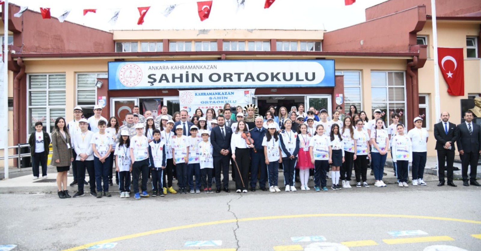 Şahin Ortaokulu öğrencilerinin düzenlediği sergi, Başkanımız Selim Çırpanoğlu’nun katılımlarıyla açıldı.