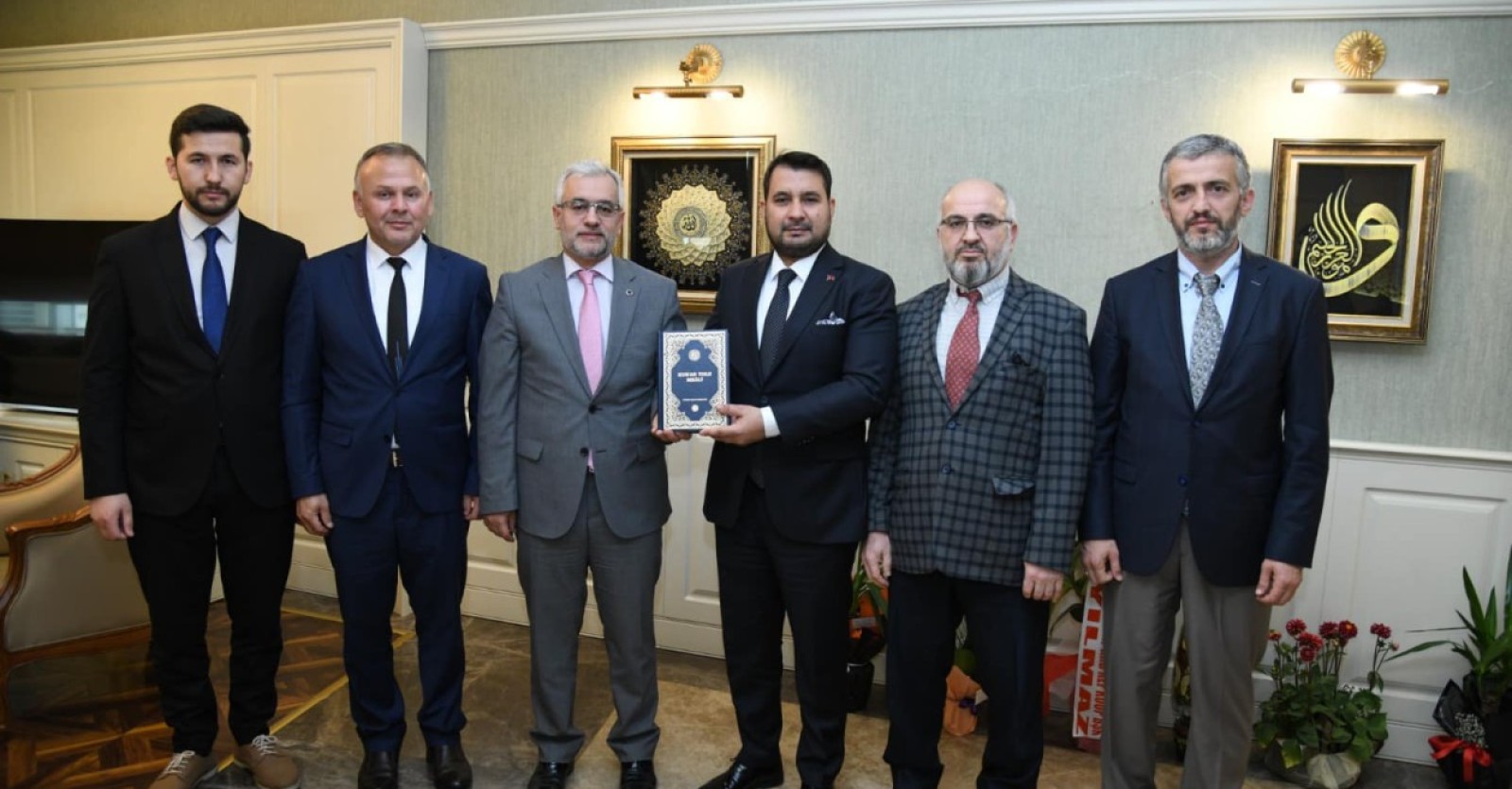 Başkanımız Sn. Selim Çırpanoğlu,  İlçe Müftümüz Dr. Mahmut Ay ve misafirlerini makamında ağırladı.