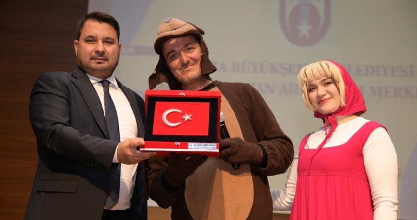 “SEVİMLİ KAHRAMANLAR YARIŞIYOR” TİYATROSU MİNİKLERLE BULUŞTU