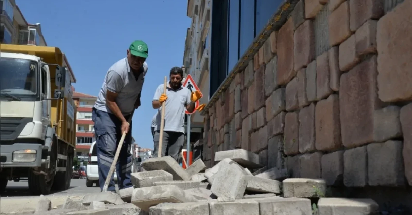 CUMHUR HABER AJANSI-KAHRAMANKAZAN’DA YOL VE KALDIRIM ONARIM ÇALIŞMALARI DEVAM EDİYOR