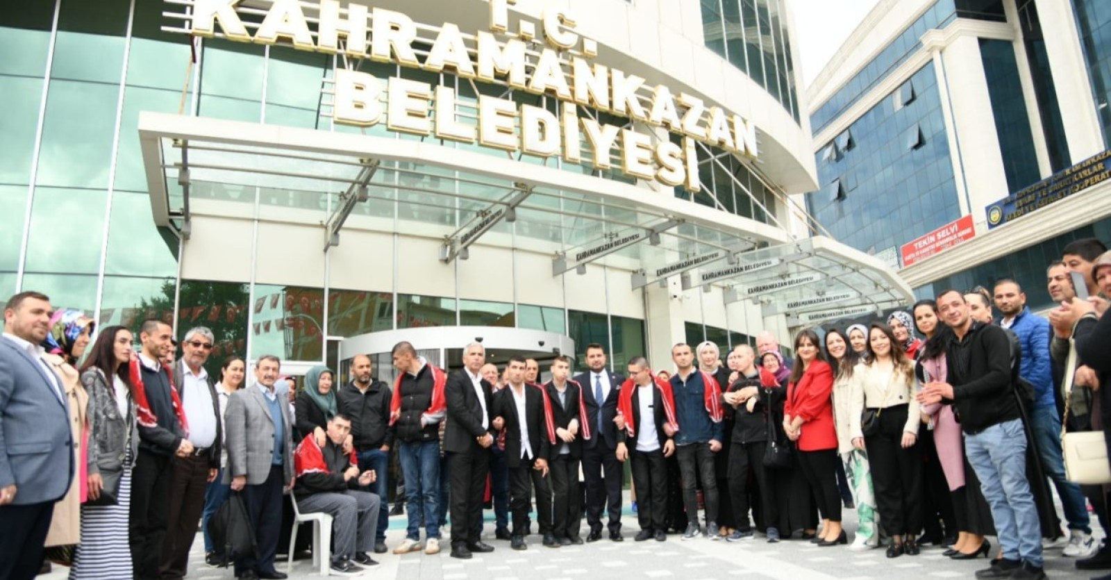 Başkanımız Selim Çırpanoğlu'nun katılımlarıyla; engelli gençlerimize askerlik heyecanını yaşatmak için, belediye binamız önünde temsili olarak tören düzenledik.