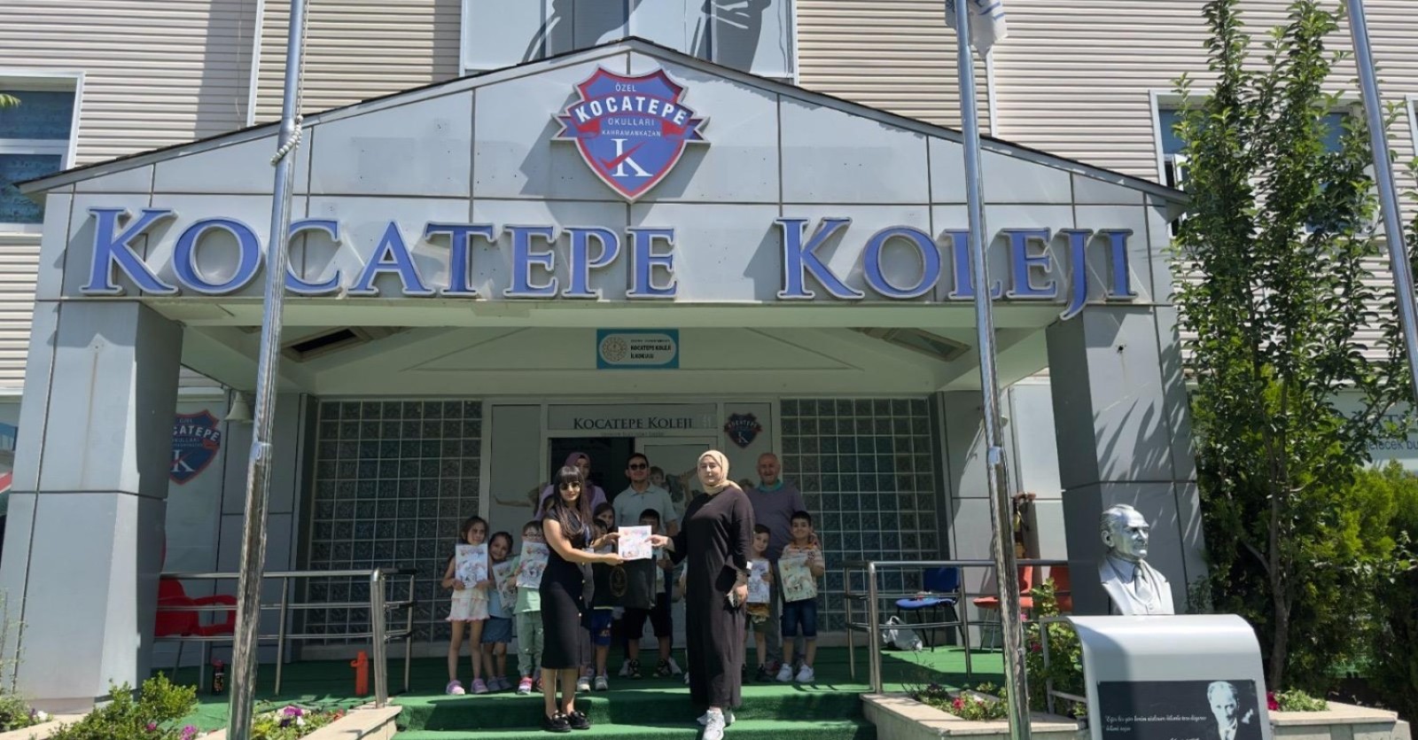 BAŞKAN’DAN MİNİKLERE İLÇEYİ TANITAN KARNE HEDİYESİ