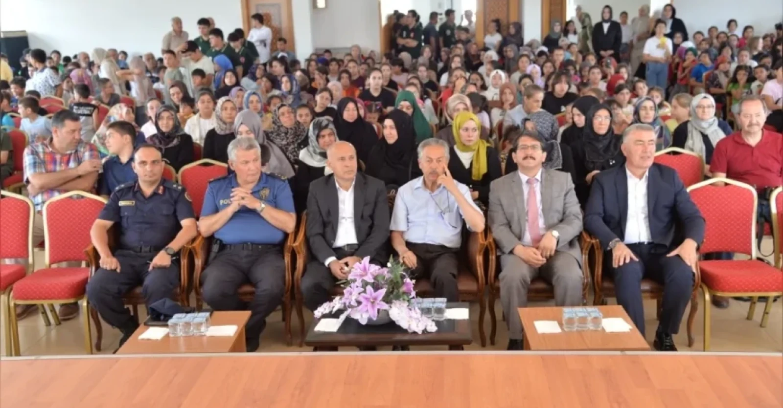 CUMHUR HABER AJANSI- KAHRAMANKAZAN’DA YAZ KUR’AN KURSU ÖĞRENCİLERİ MEZUNİYET TÖRENİNDE ÖDÜLLERİNİ ALDI