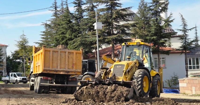 YOL VE ÇEVRE DÜZENLEMELERİ SÜRÜYOR