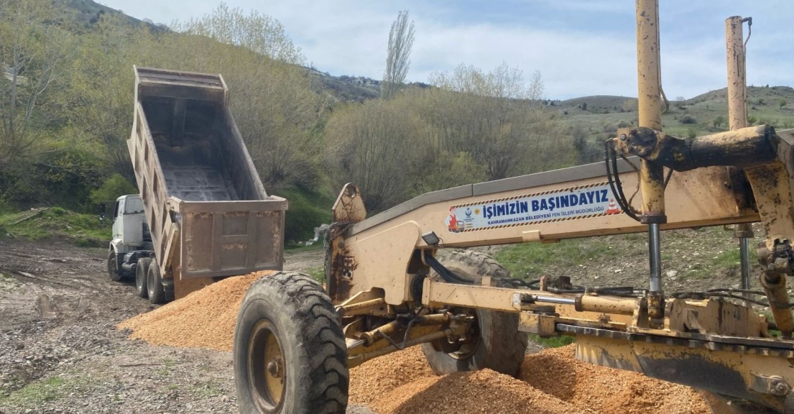 YOL ÇALIŞMALARI HIZ KESMEDEN DEVAM EDİYOR