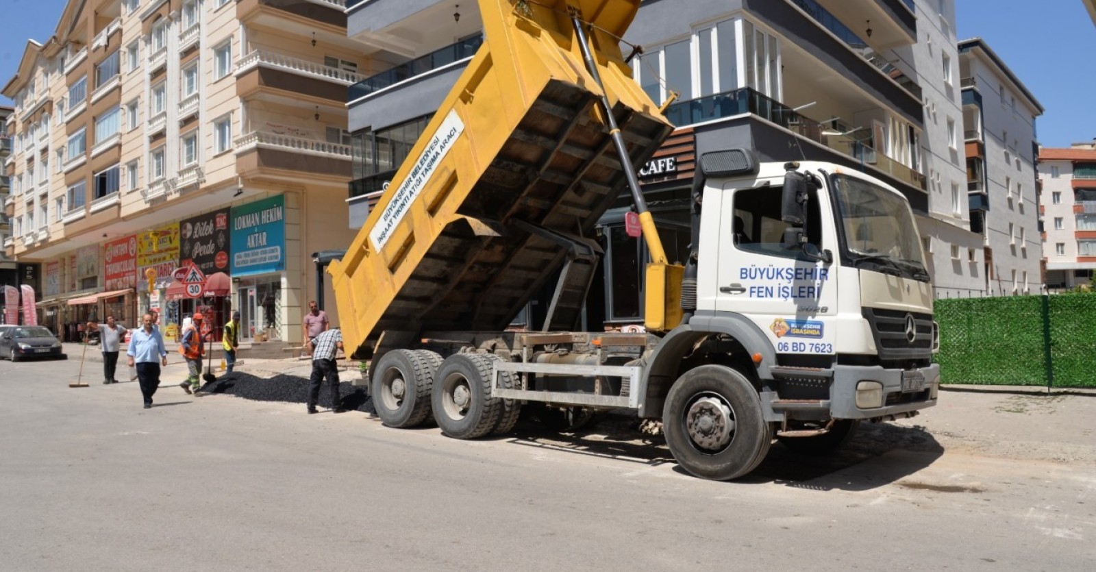 GAZETE HALK-KAHRAMANKAZAN’DA SOKAK VE CADDELERDE BAKIM ONARIM ÇALIŞMALARI SÜRÜYOR