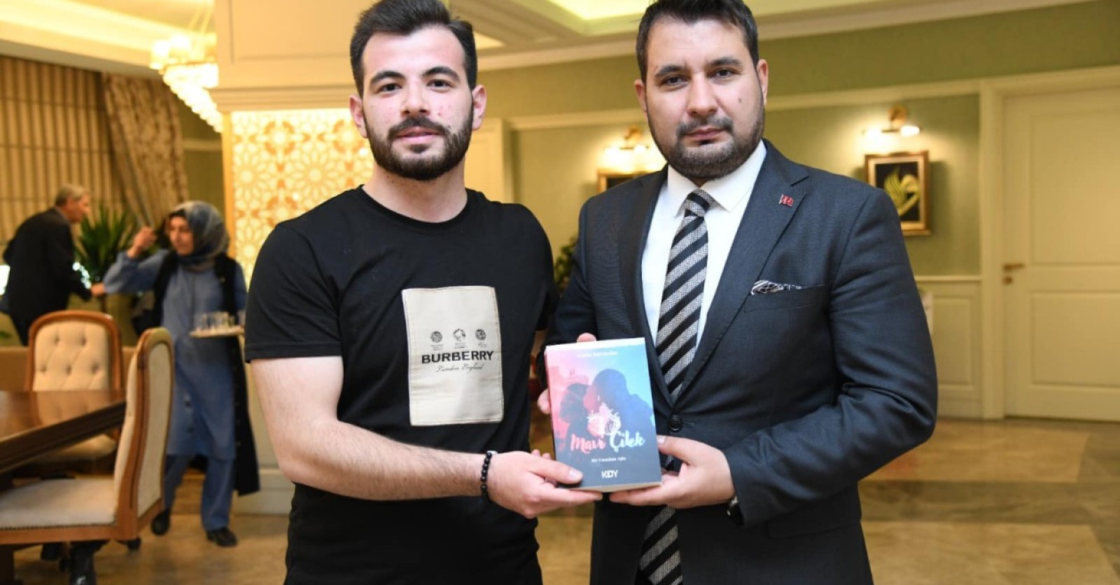 Yazar hemşehrimiz Yasin Sarıaydın,  Başkanımız Sn. Selim Çırpanoğlu’na yeni görevi için hayırlı olsun ziyaretinde bulunarak, kendi eseri olan “Mavi Çilek” adlı kitabını hediye etti.