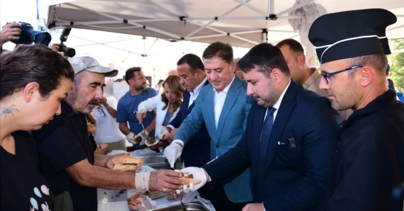 İHA-KAHRAMANKAZAN BELEDİYE BAŞKANI ÇIRPANOĞLU’NDAN EMİR CAN İĞREK’E KAVUN İKRAMI